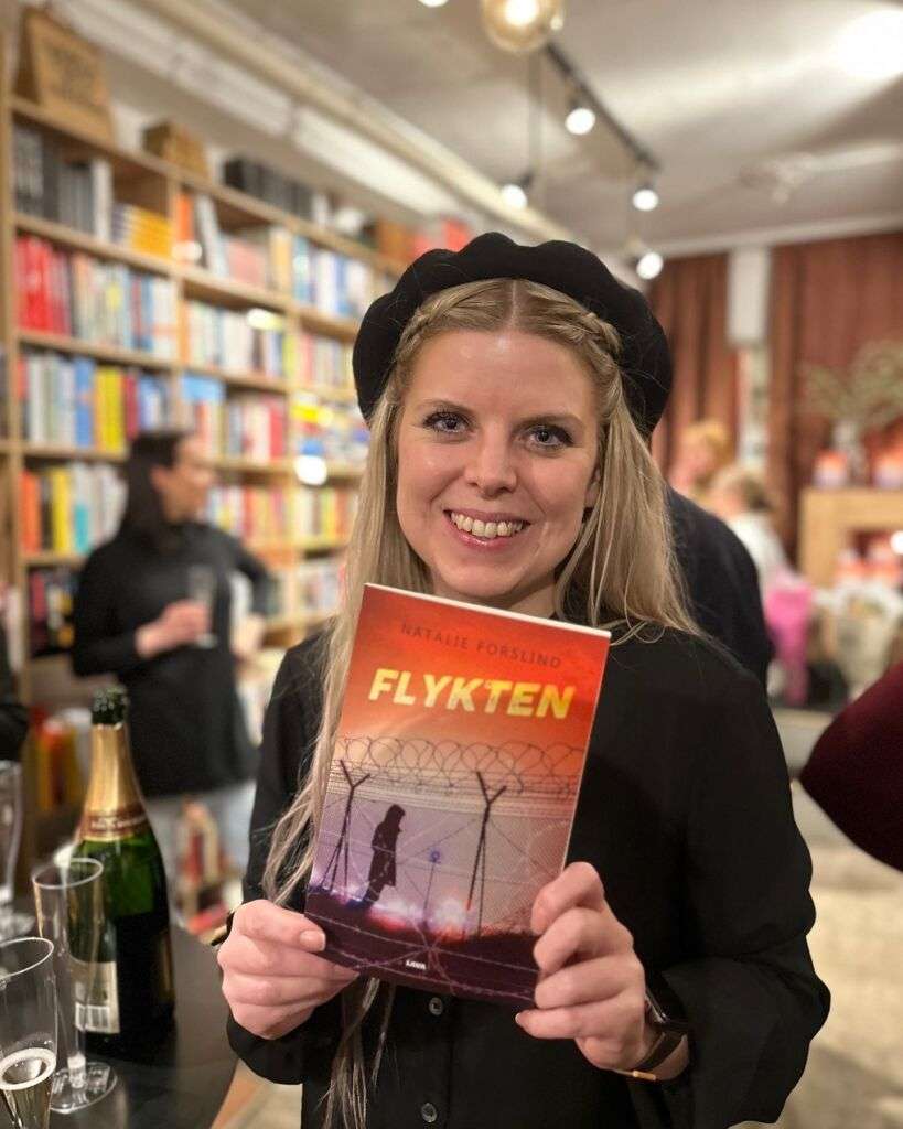 Författaren Natalie Forslind på sin egen debutfest i Gamla stans bokhandel.